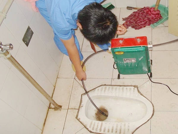 疏通下水道，切不可自行盲目疏通！